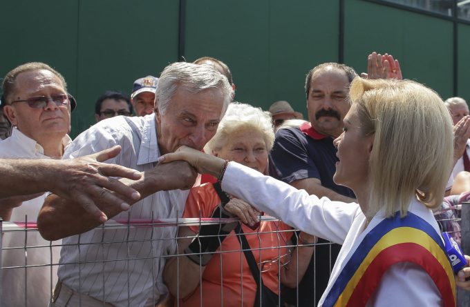 HARFELE SĂPTĂMÂNII. Ample manifestări de bucurie după ce Gabriela Firea a inaugurat un pasaj cu o întarziere de un an și jumătate