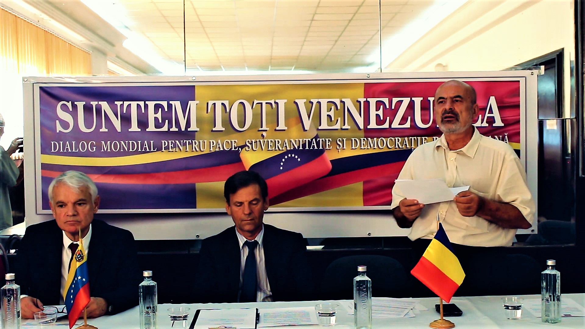 De la stânga la dreapta: Victor Carazo (ambasadorul Venezuelei în România), Petre Ignatencu (președintele noului Partid Comunist Român) și Gheorghiţă Zbăganu (membru în Biroul Executiv al Partidului Socialist Român)