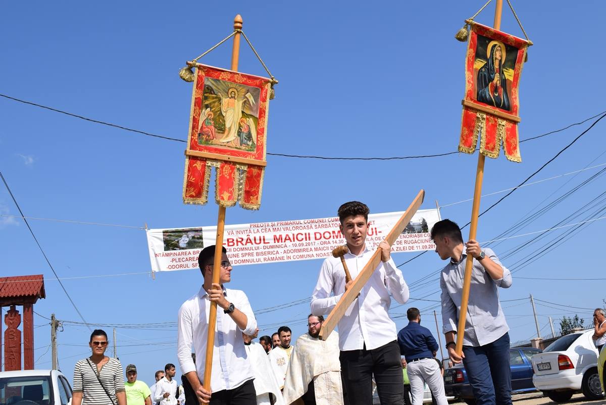 Copiii Cumpenei au adus Brâul Maicii Domnului în localitate, în cadrul unei procesiuni. FOTO: Facebook / Stiri Cumpăna