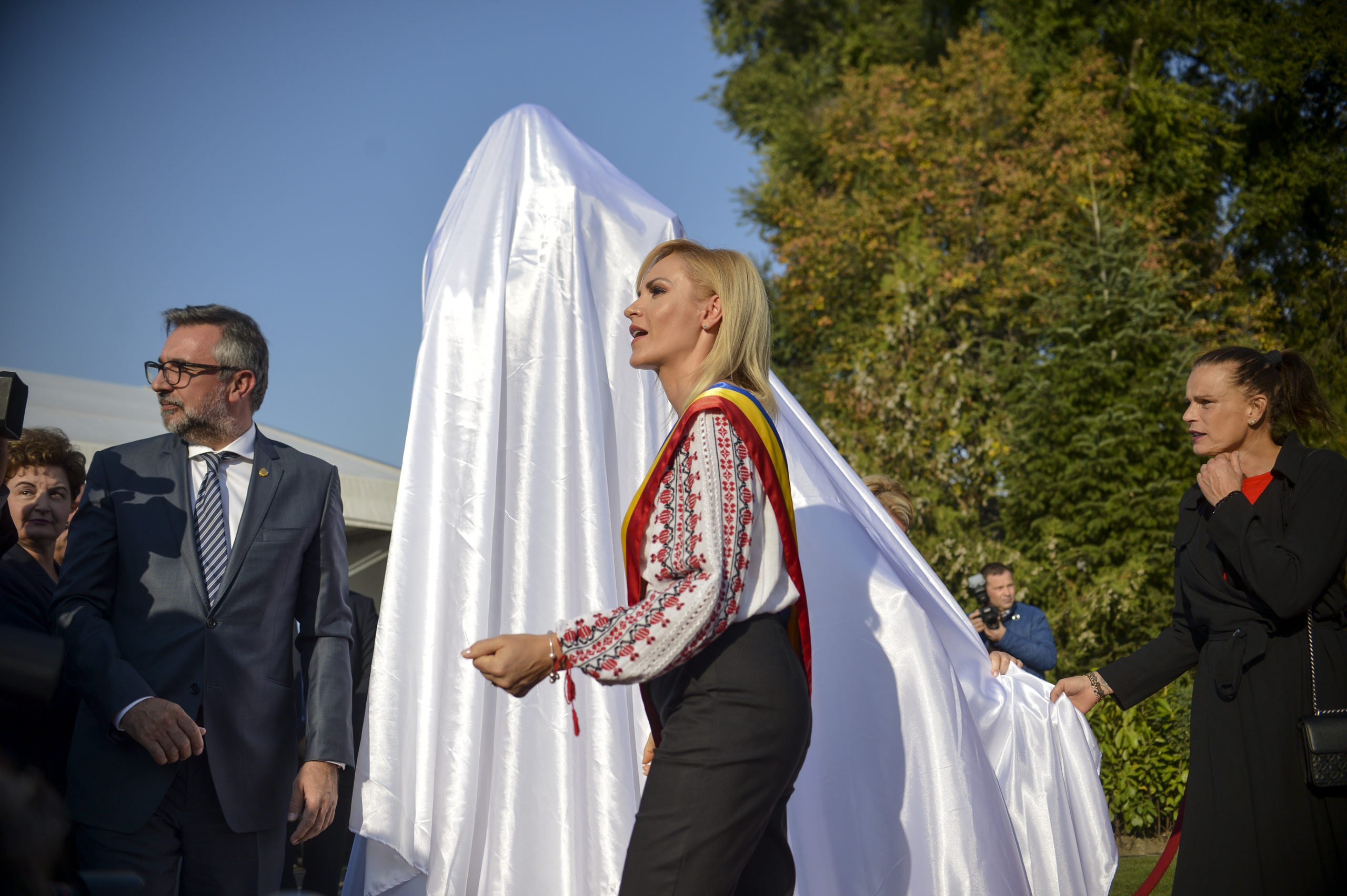 Parcul Circului: Lucian Romașcanu, ministrul Culturii, Gabriela Firea, primarul general al Capitalei și Prințesa Stephanie de Monaco au dezvelit statuia Prințului Rainier al III-lea de Monaco. FOTO: Andreea Alexandru / Mediafax