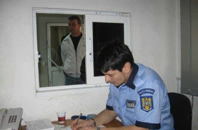 HARFELE SĂPTĂMÂNII. Polițiștii din Băicoi au prins un bărbat dat în urmărire generală când acesta a venit singur la ei să-și scoată cazierul