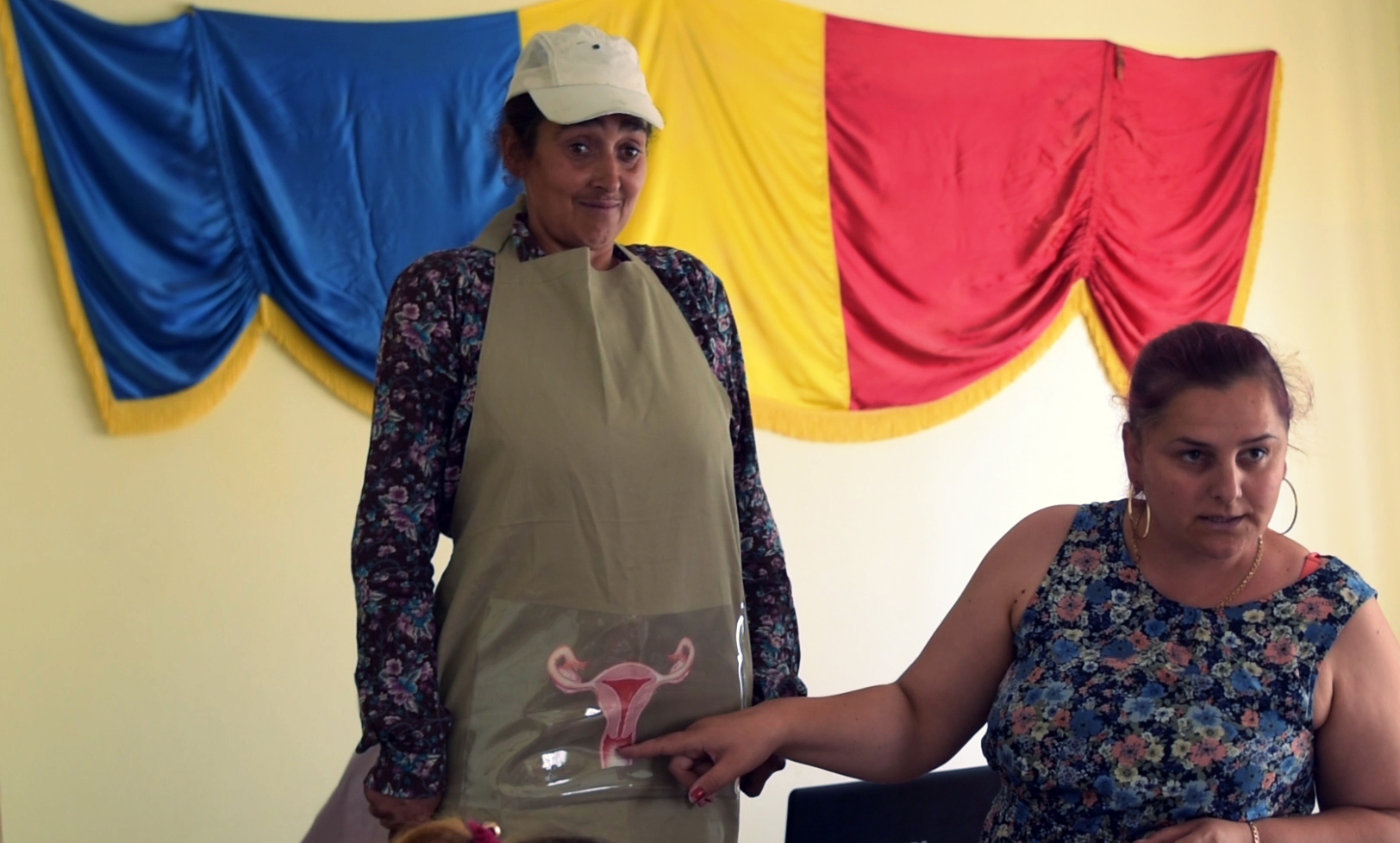 Femeile dintr-o comună vasluiană iau parte la o lecție din cadrul cursurilor pentru sănătatea reproducerii organizate de World Vision România. FOTO: Recorder