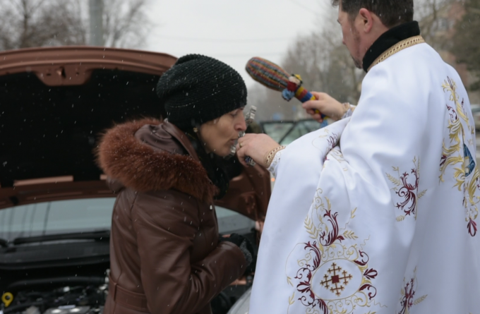 În plină pandemie, preoții merg din casă în casă cu sfințirea. Oficial bisericesc: „Noi umblăm destul de steril”