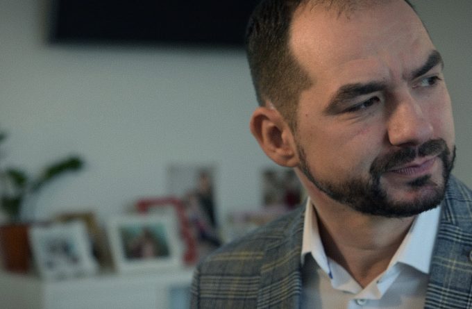 Singur împotriva partidului. „Copile, nu te pune cu ei că te vor face praf!”