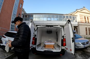 Când moartea devine rutină: cum arată ultimul drum al românului răpus de COVID